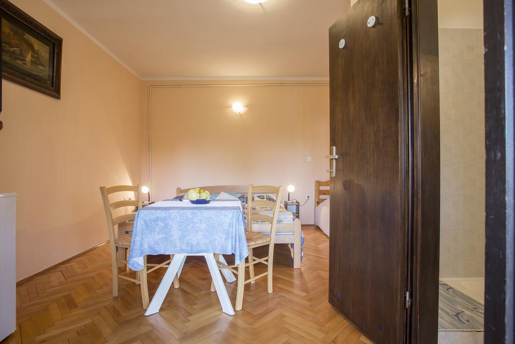 Guest House Nada 392 พูลา ภายนอก รูปภาพ